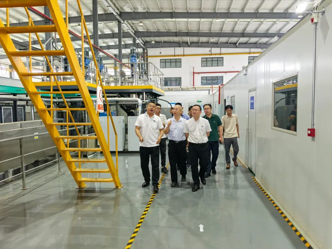 調(diào)研組參觀武漢經(jīng)開(kāi)區(qū)中試基地.jpg 調(diào)研組參觀武漢經(jīng)開(kāi)區(qū)中試基地.jpg