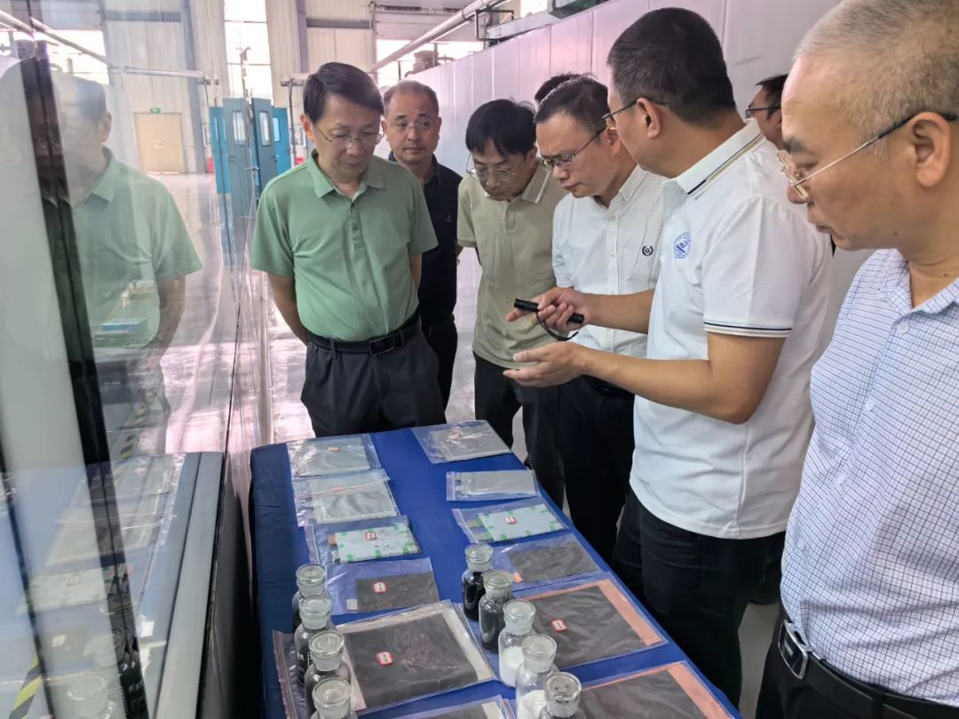 調(diào)研組參觀武漢經(jīng)開(kāi)區(qū)中試基地2.jpg 調(diào)研組參觀武漢經(jīng)開(kāi)區(qū)中試基地2.jpg